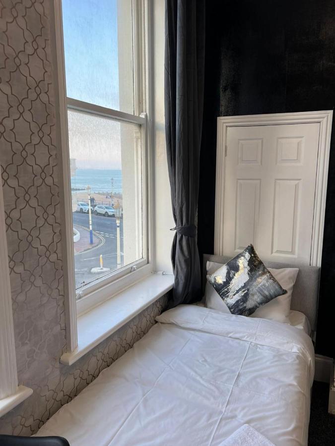 Oyo Marine Parade Hotel, Eastbourne Pier Екстер'єр фото