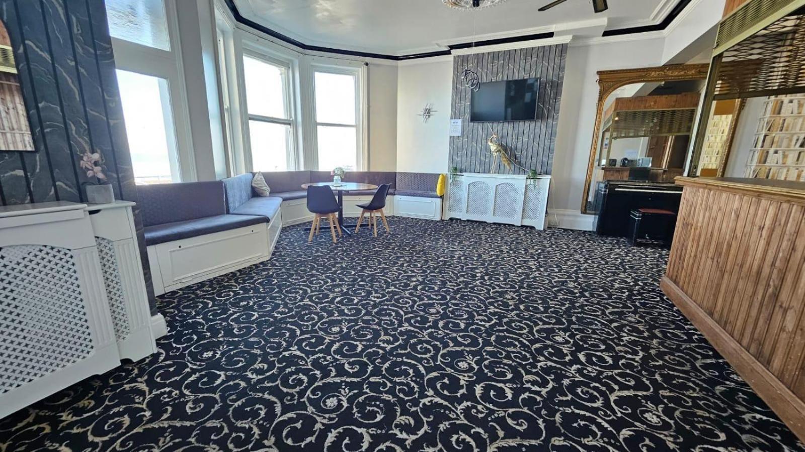 Oyo Marine Parade Hotel, Eastbourne Pier Екстер'єр фото