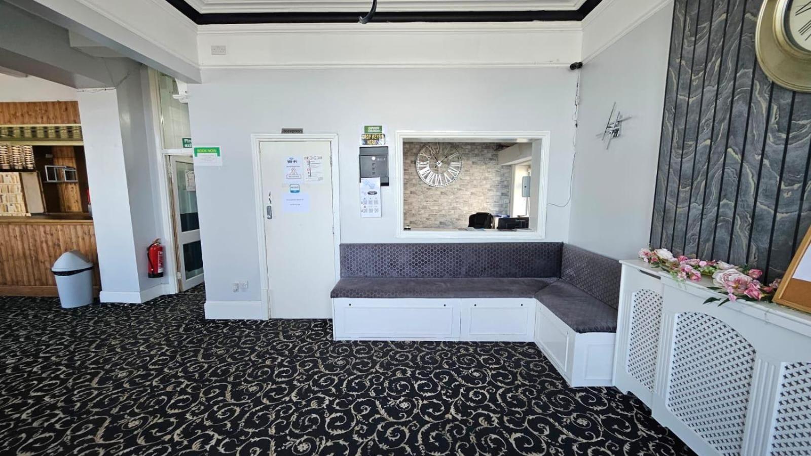 Oyo Marine Parade Hotel, Eastbourne Pier Екстер'єр фото