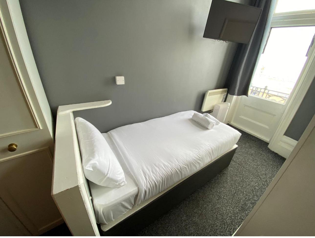 Oyo Marine Parade Hotel, Eastbourne Pier Екстер'єр фото