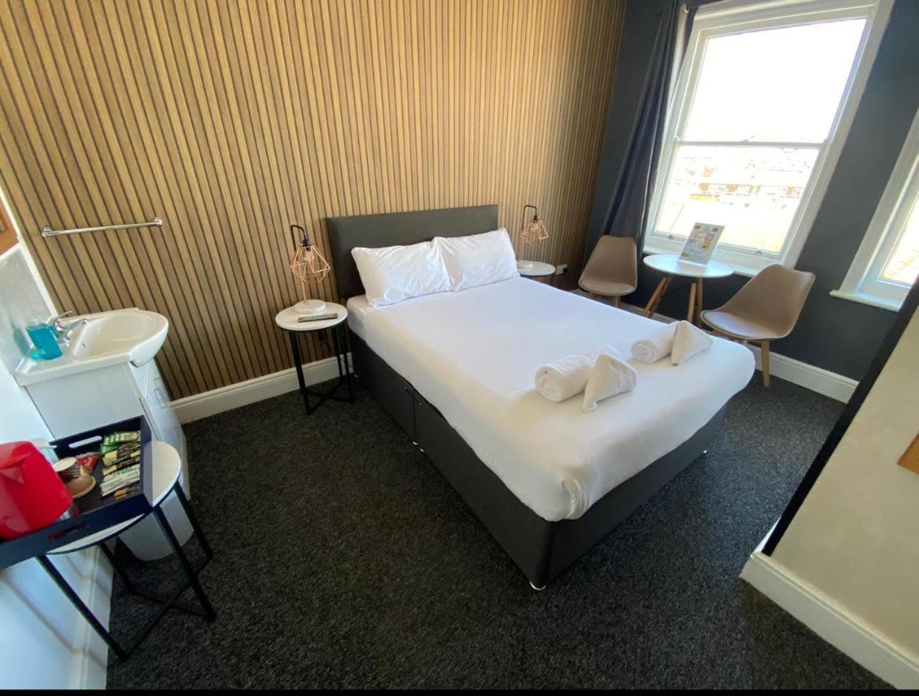 Oyo Marine Parade Hotel, Eastbourne Pier Екстер'єр фото