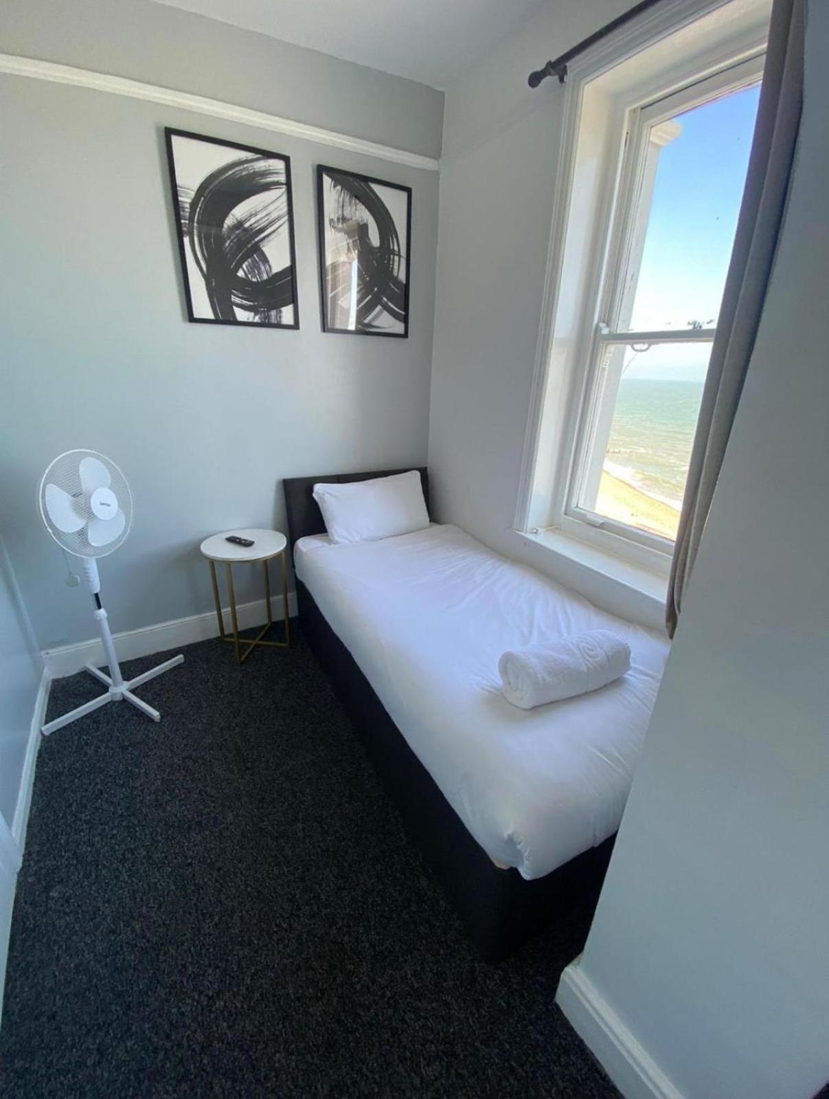 Oyo Marine Parade Hotel, Eastbourne Pier Екстер'єр фото
