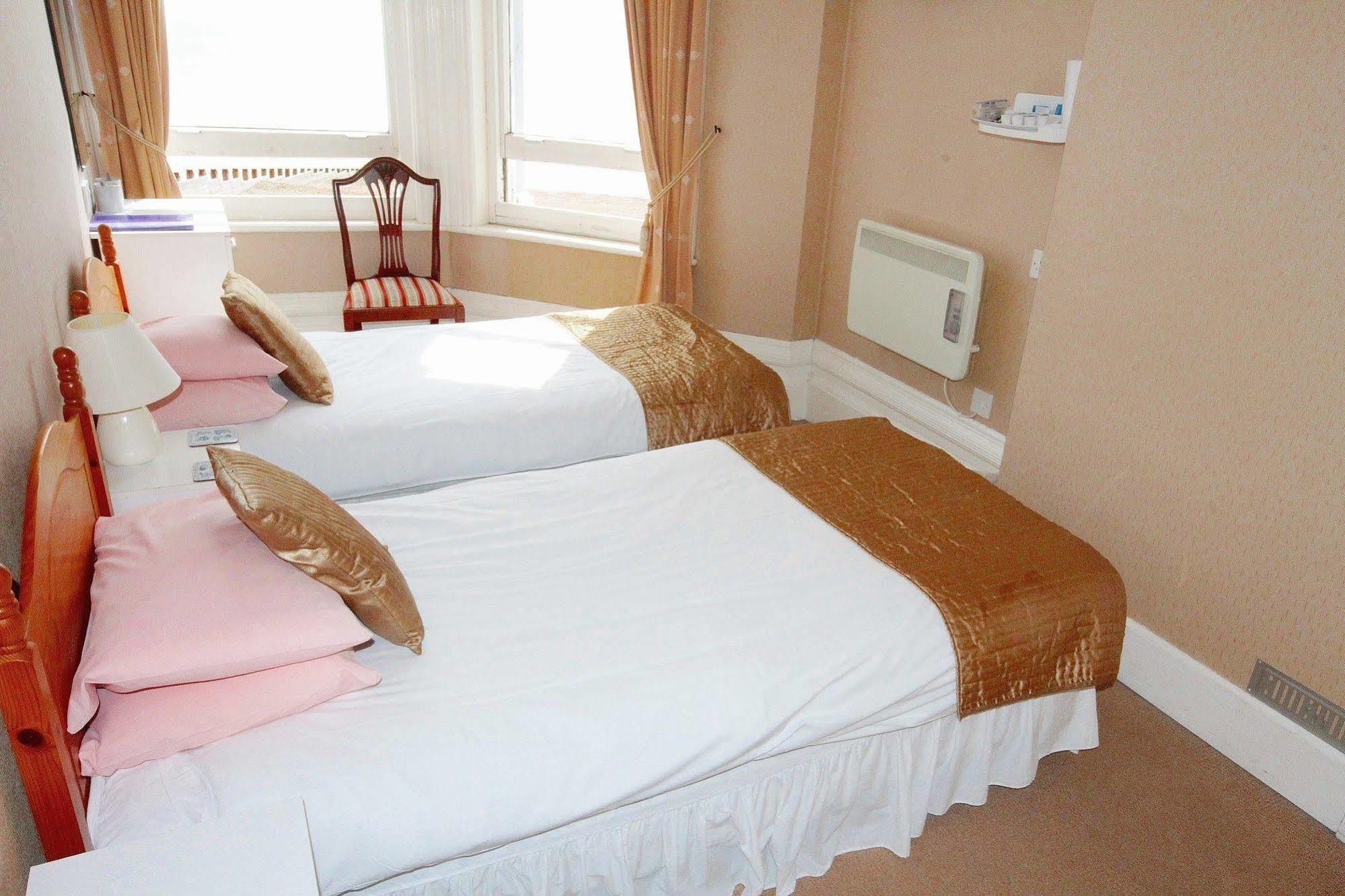 Oyo Marine Parade Hotel, Eastbourne Pier Екстер'єр фото